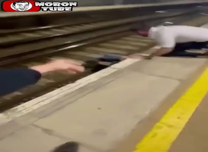 Video :An inebriated man leaps onto railroad tracks